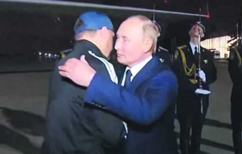 获释俄方人员乘飞机抵达莫斯科时,普京亲自到机场迎接 新华社发